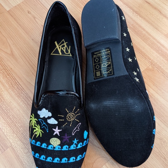YRU embroidered cat on shoes and material is velvet size 7 - Picture 2 of 3